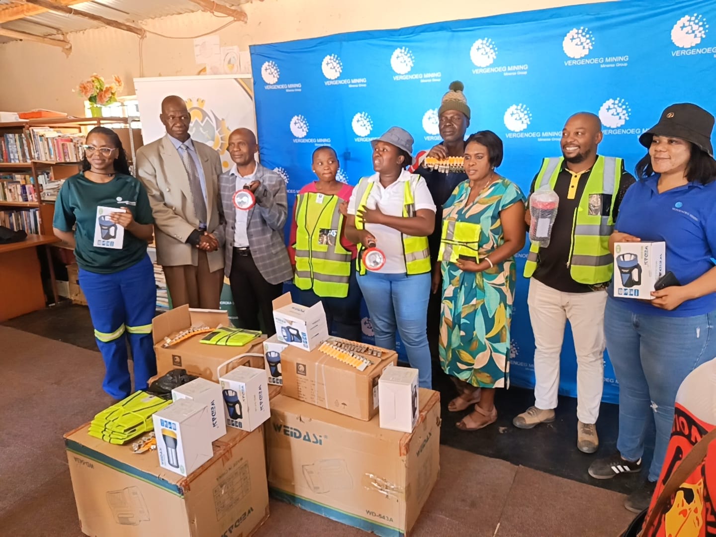 Vergenoeg Mine donates safety equipment to Ward 22 crime-fighting group